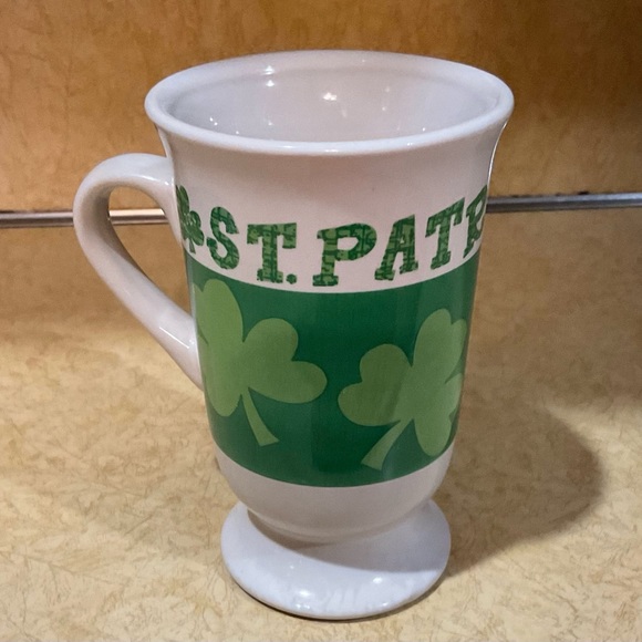 St. Patrick’s Day: mug, leprechaun, ngold plated/tone bracelet with green stone. - Picture 3 of 9